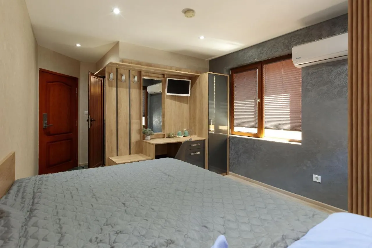 Apart & Rooms Fotinov Burgas City 2*,